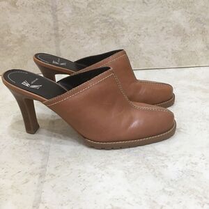 NEW WITHOUT TAGS WHITE MOUNTAIN RENE HEELS IN BROWN LEATHER